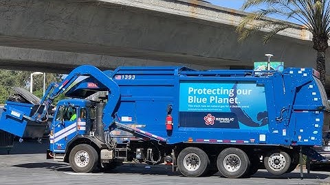 Republic Services Peterbilt 520 Heil Freedom Front Loader 1393 Emptying a Dumpster