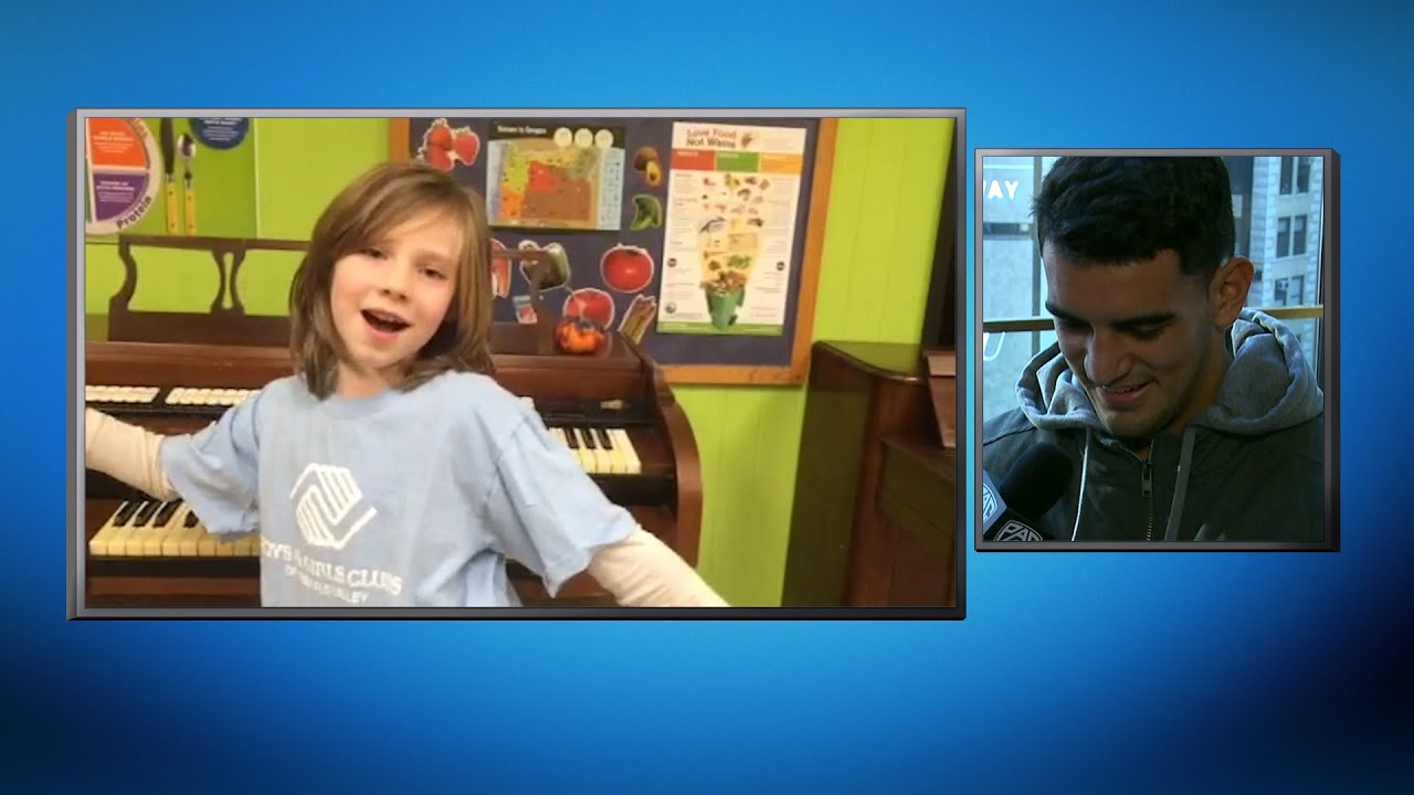 Oregon's Marcus Mariota reacts to Heisman support from some young fans