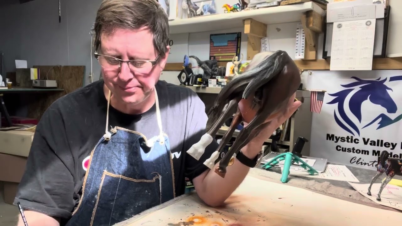 PAINTING A NATURAL LOOKING HOOF ON S MODEL HORSE