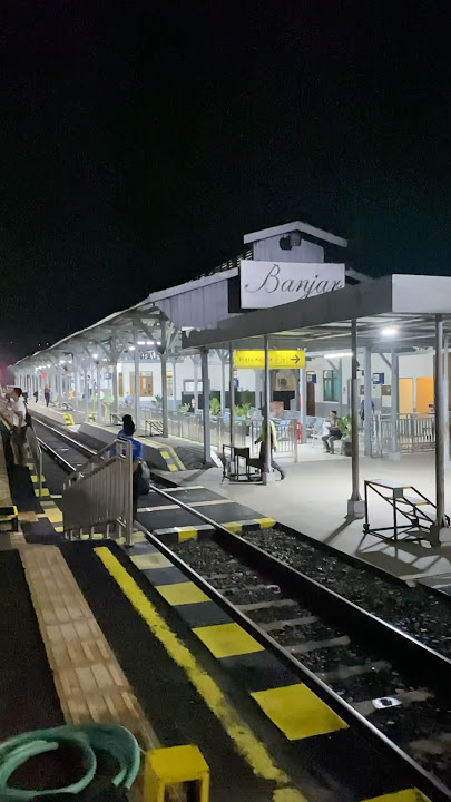 Buat prank sw | Announcer Stasiun Banjar menyambut kedatangan kereta api Kahuripan pada jam 2 malam