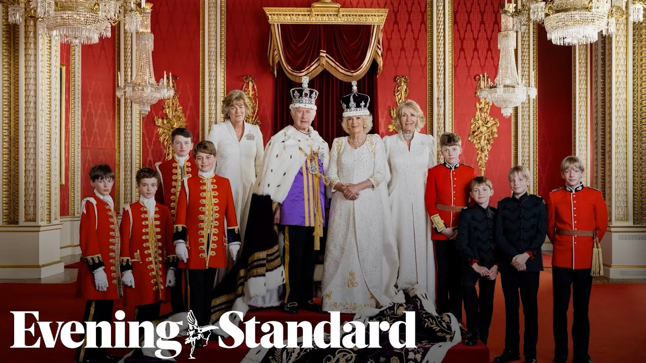 King marks coronation with photograph of himself with heirs