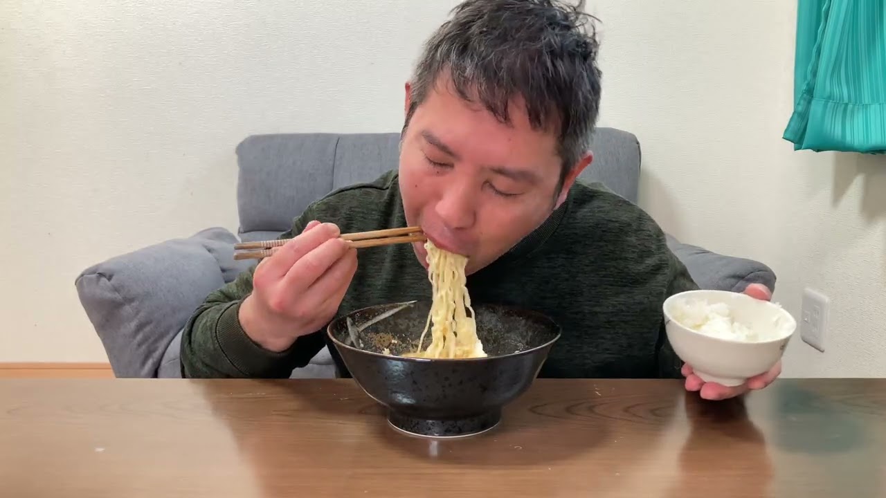 うまかっちゃん博多からし高菜風味、卵、ご飯🍚ウインナー、すまし汁が、美味しかった😋