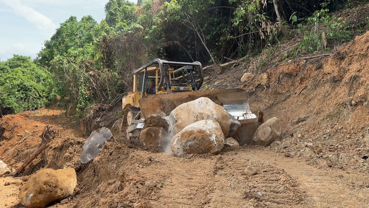 Bulldozer D6R XL Heavy Equipment for Mountain Infrastructure Development
