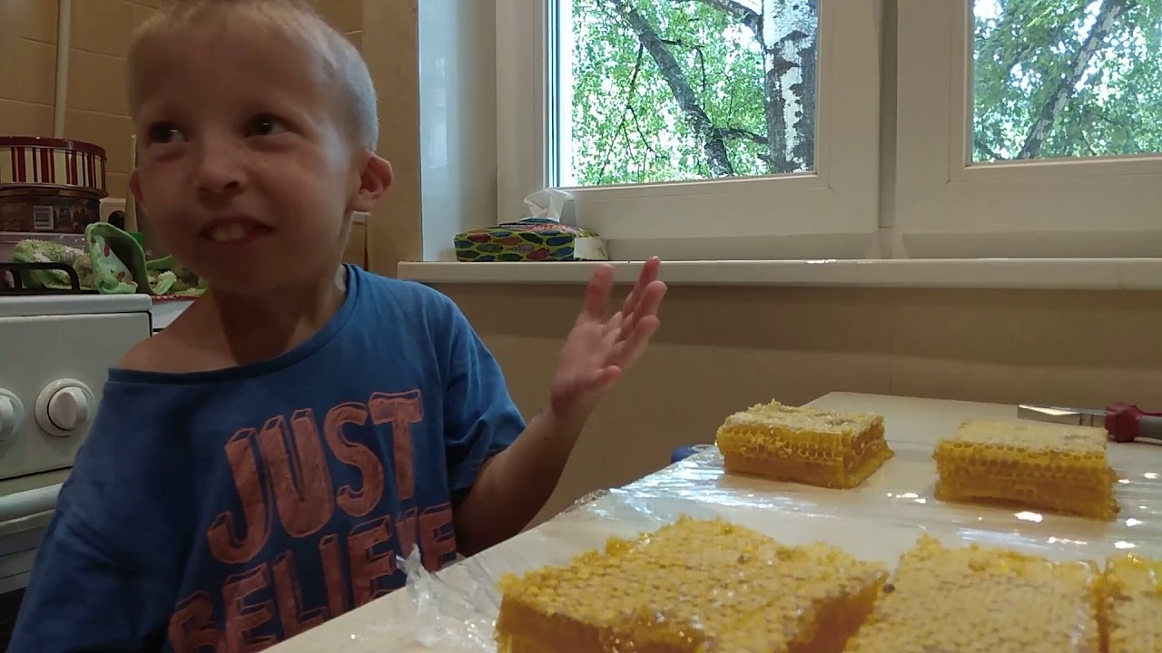 Режем соты (рамки) полностью! Первый раз.