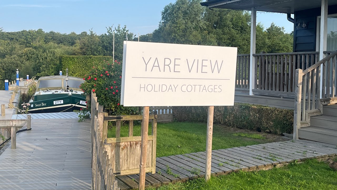 YARE VIEW COTTAGE AND DAY BOAT ON THE NORFOLK BROADS