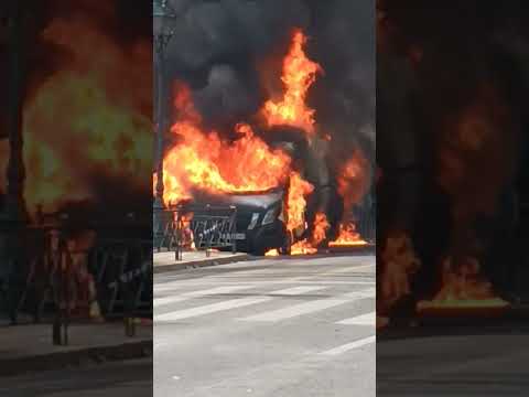 Κουκουλοφόροι έκαψαν φορτηγάκι στην οδό Σταδίου