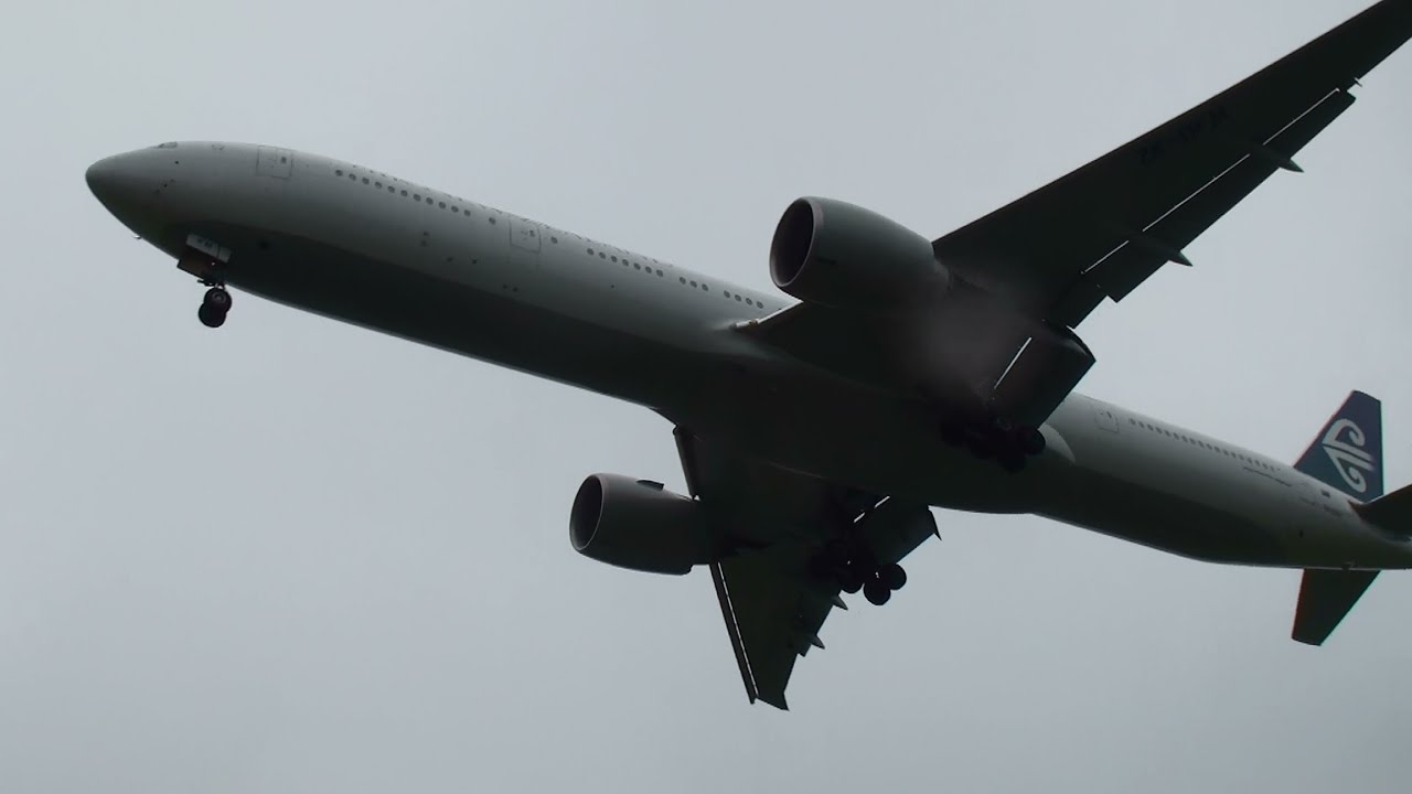 airbus a220 Air New Zealand Boeing 777 Landing at London Heathrow Airport (full HD)