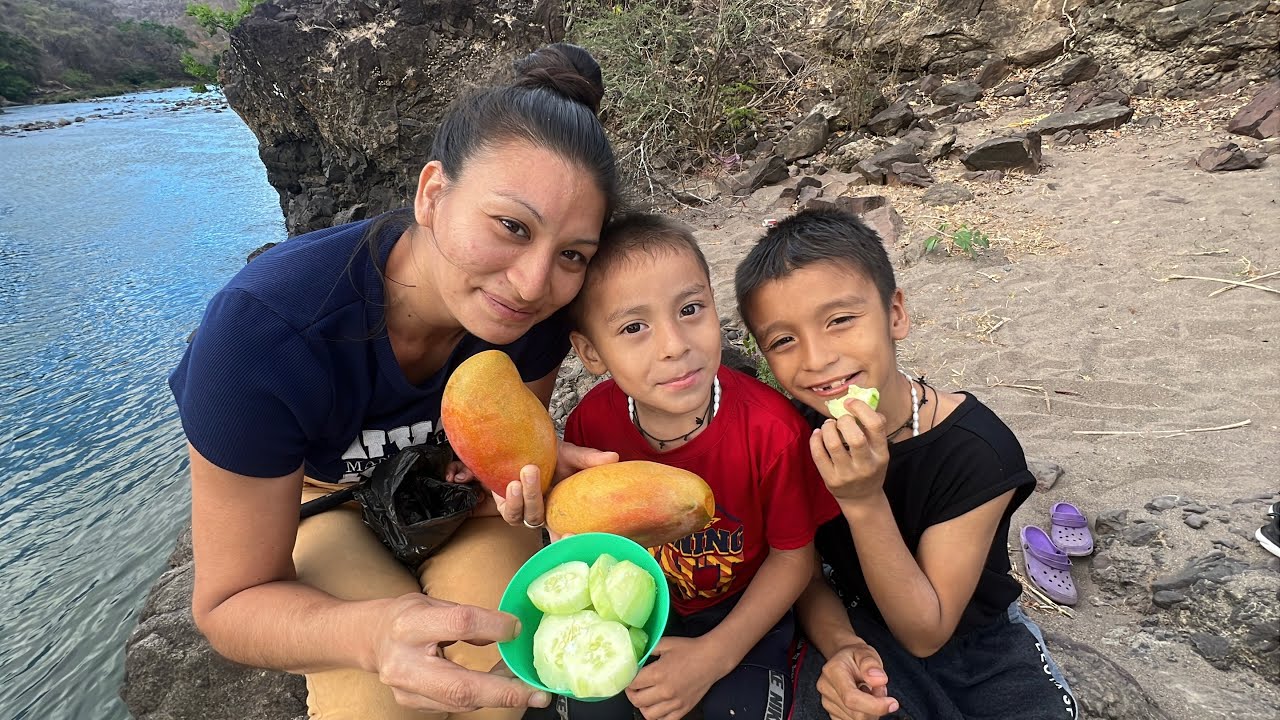 Rosi drisfrutando unos 😋mangos maduros ala orita del río torola