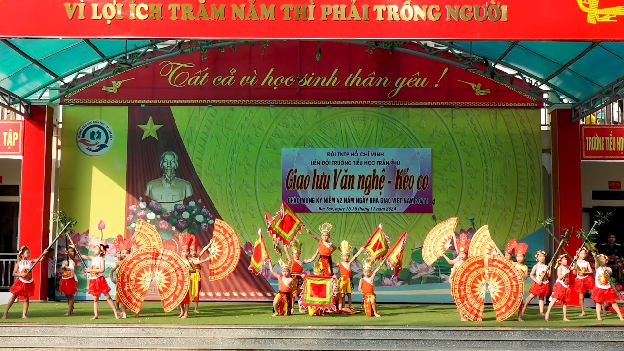 TIẾT MỤC MÚA HÀO KHÍ VIỆT NAM LỚP 2A TRƯỜNG TH TRẦN PHÚ