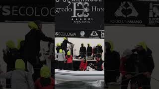 Lo show della Regata 3 Golfi anche sotto la pioggia a Napoli.