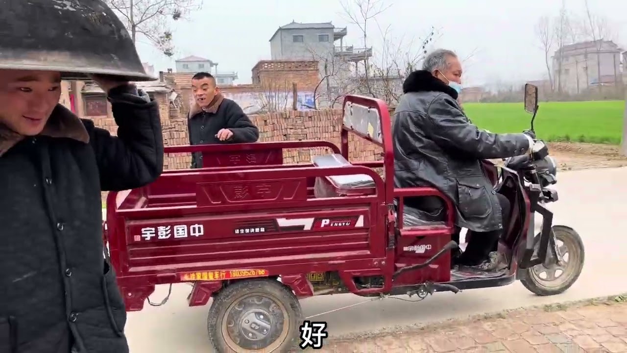 红伟三大娘锅漏了 红伟爷俩帮忙去修！农村的亲情没有花言巧语… 