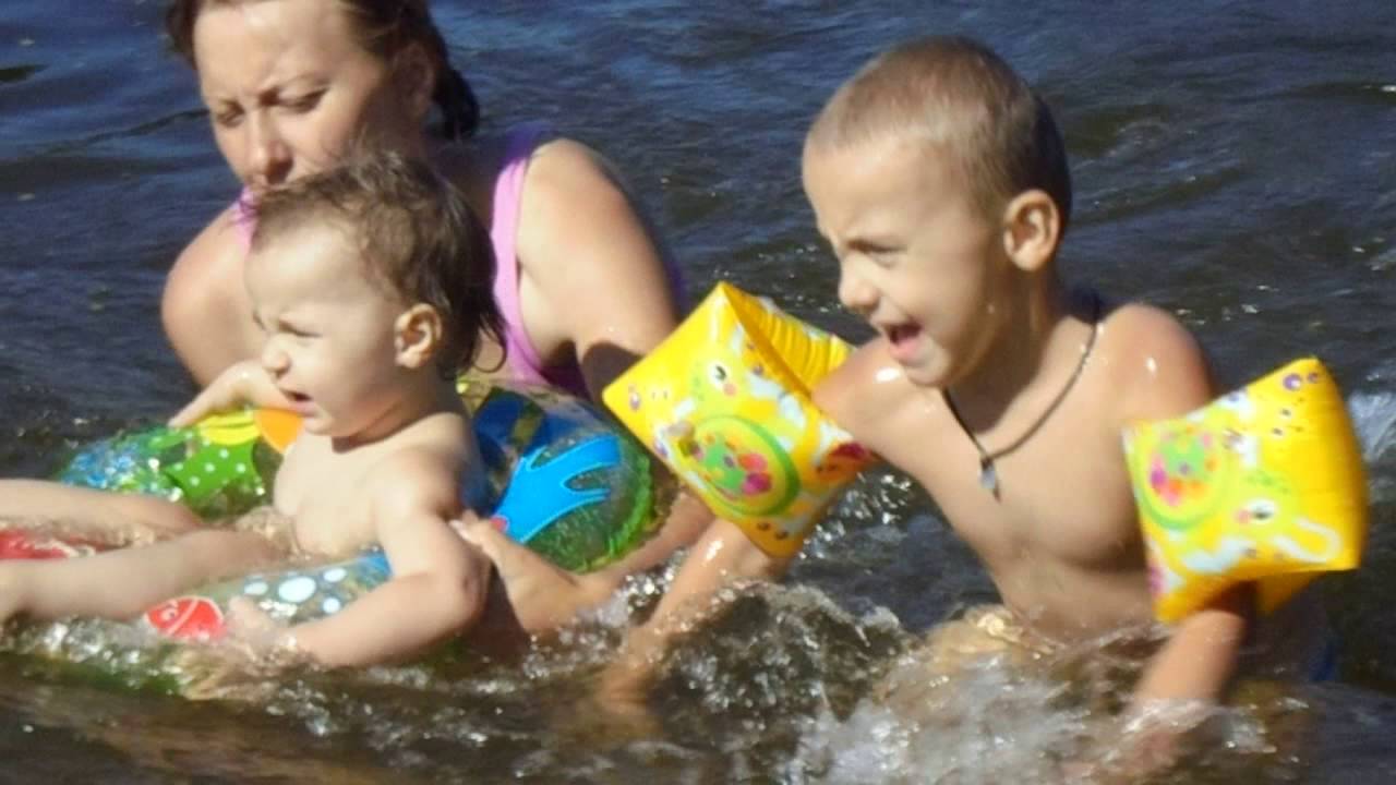Купаемся на речке. Семья Чувильских. - YouTube