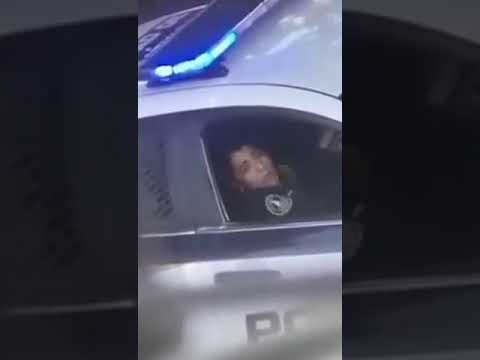 Imagínate qué eres ciego y pones las noticias. Los policías mexicanos son bien cariñosos!