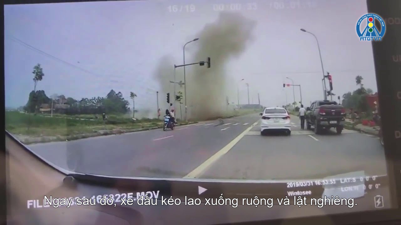 Vượt đèn đỏ xe đầu kéo tông vào xe 7 chỗ tại Phú Thọ