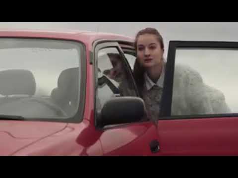У девушки сломалась машина