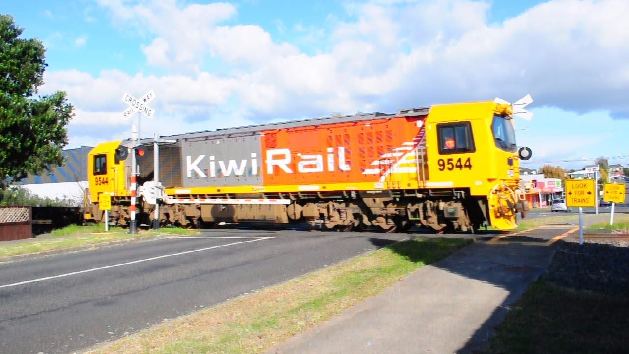 Friday Afternoon at the Bureta Road Crossing - ft. DH 2851 (June 4th, 2021)