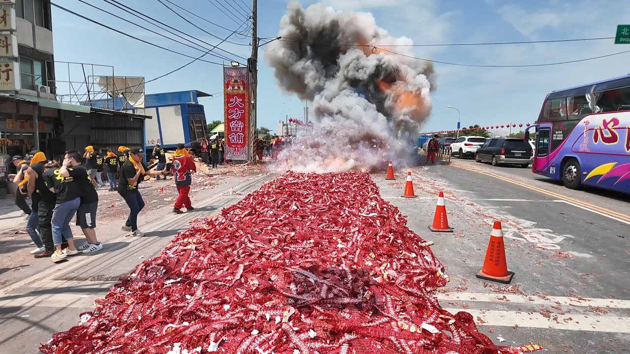好幾百箱尺炮鋪成紅地毯恭迎「北港朝天宮」天上聖母出起駕出巡遶境古笨港