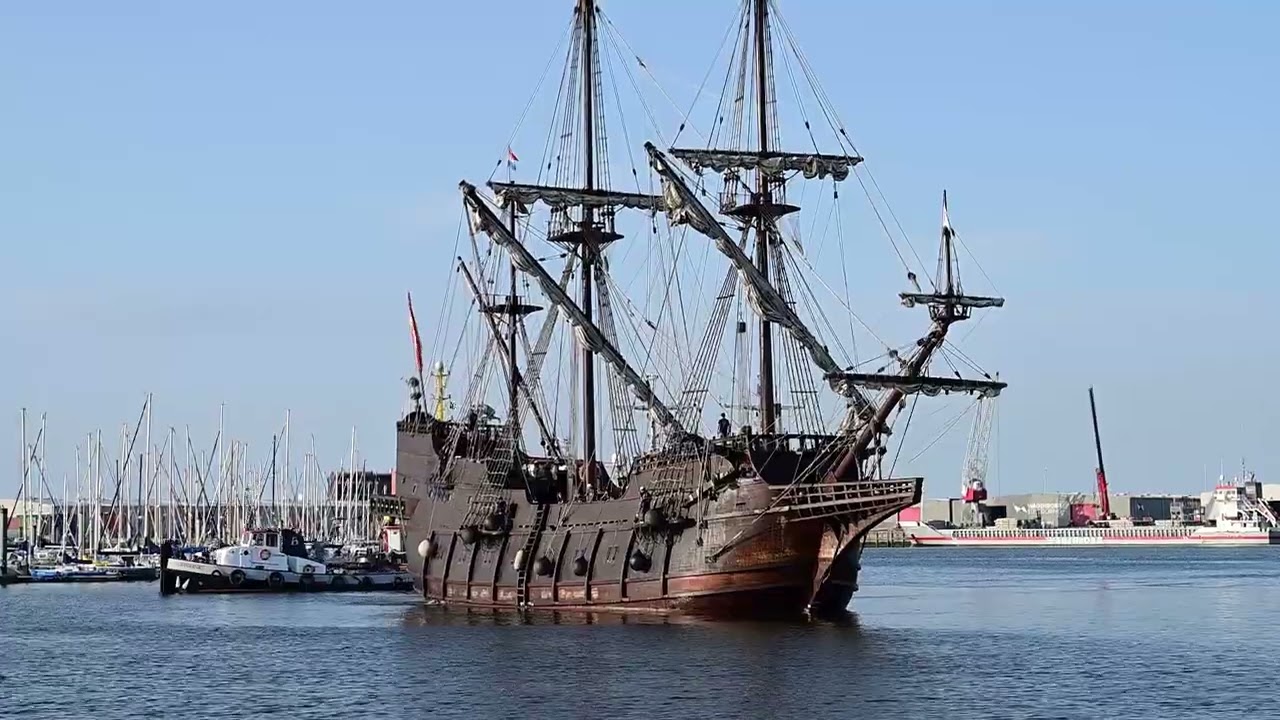 Twee historische schepen sieren haven van Delfzijl in aanloop naar DelfSail 2024