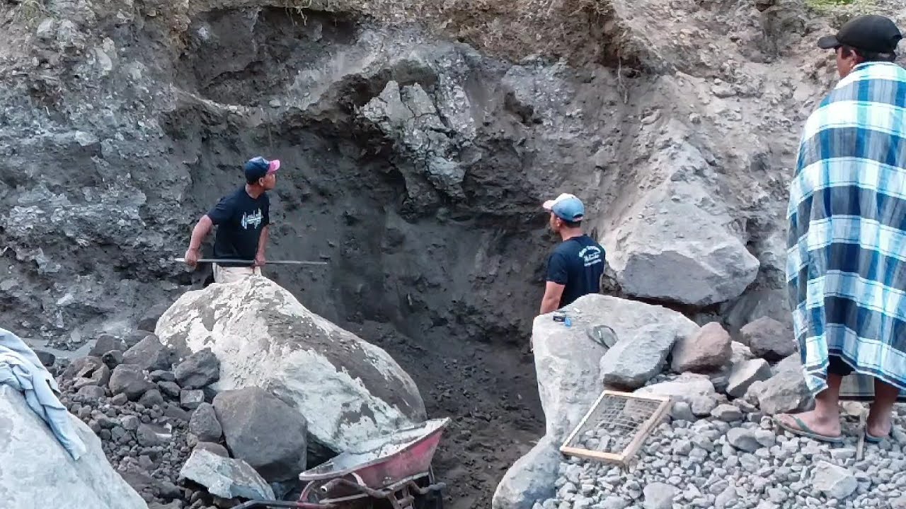 Traditional MINER Process of MINING black sand WITHOUT the help of MACHINES!