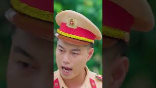 Sao xi nhan bên phải, mà chị đi sang trái