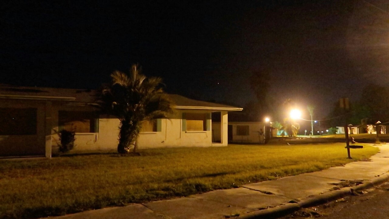 Я отправился на охоту за привидениями в город-призрак в 3 часа ночи (ночью) | OmarGoshTV