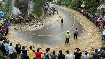 SITUASI SITINJAU LAUIK MEMBURUK !!! Ratusan Warga Menjadi Saksi Truk Asal China Tersiksa Di Tikungan