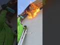 巨大な蜂の巣を火で駆除する危険作業