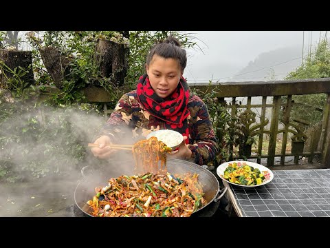 今天雾很大，扯些蒜苗配上竹笋和肉一起炒太下饭了Its foggy today, have a simple meal