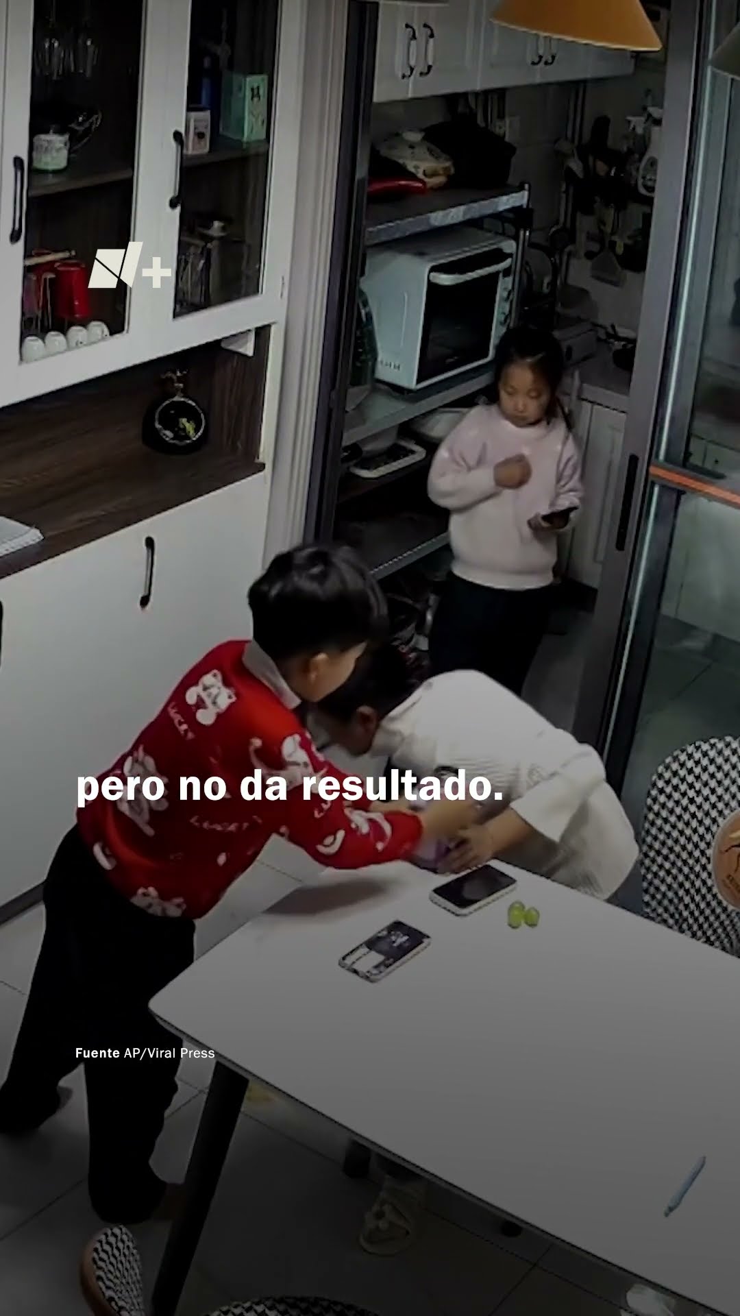 Madre empieza a ahogarse, pero hijo piensa rápido y la salva - N+ #Shorts