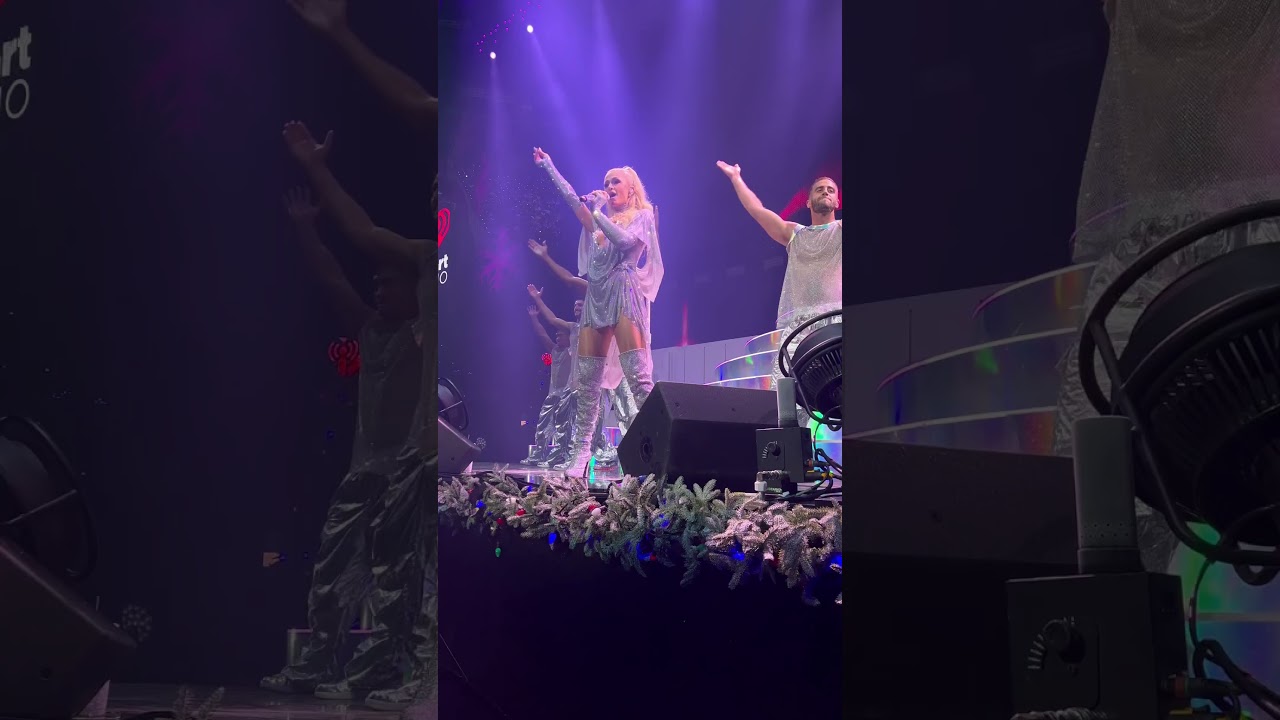 Paris Hilton Performs “Stars Are Blind” At 