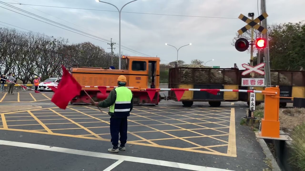 2022/12/31 2022年最後一班 虎尾糖廠小火車[五分車] 馬公厝線 台19線鐵路平交道 本務德馬143 重空車通過[32+2]