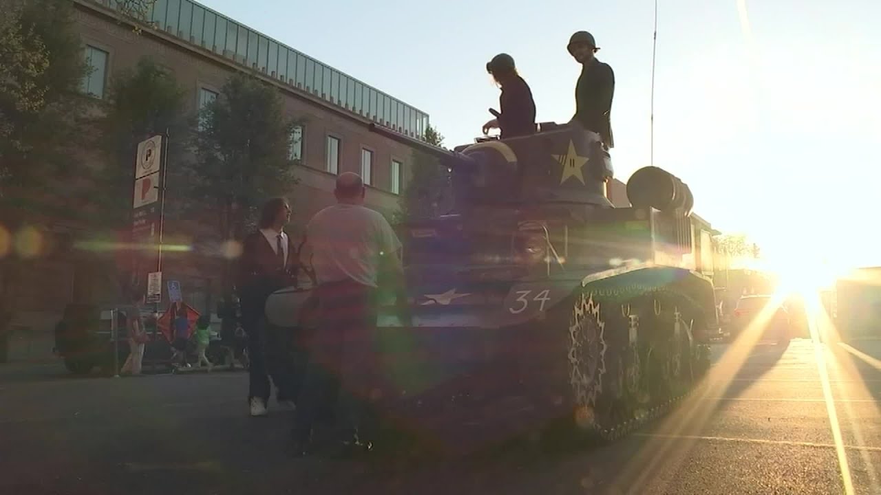 Teens swap out limo and ride in WWII tank to prom - YouTube