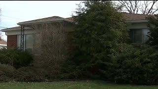 Woman found living with man's body in Warren