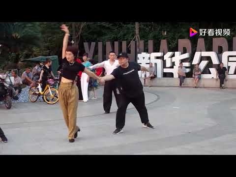 广场舞形式多样，拉丁风情的舞蹈跳起来也不错