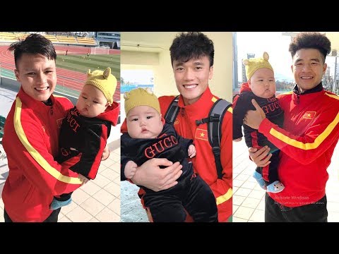 Video ⚽ Danh tính Bé Trai được Cầu Thủ U23 tranh nhau Bế... - youtube