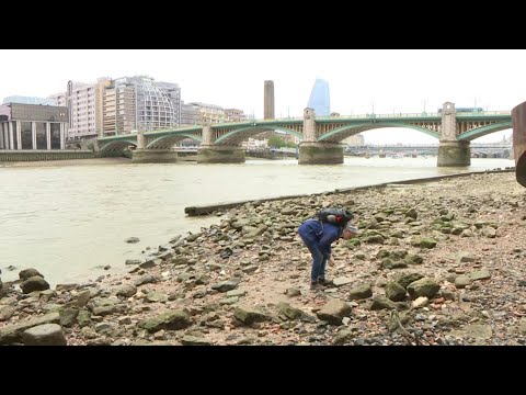 Vidéo: Mudlarking à Londres sur la Tamise