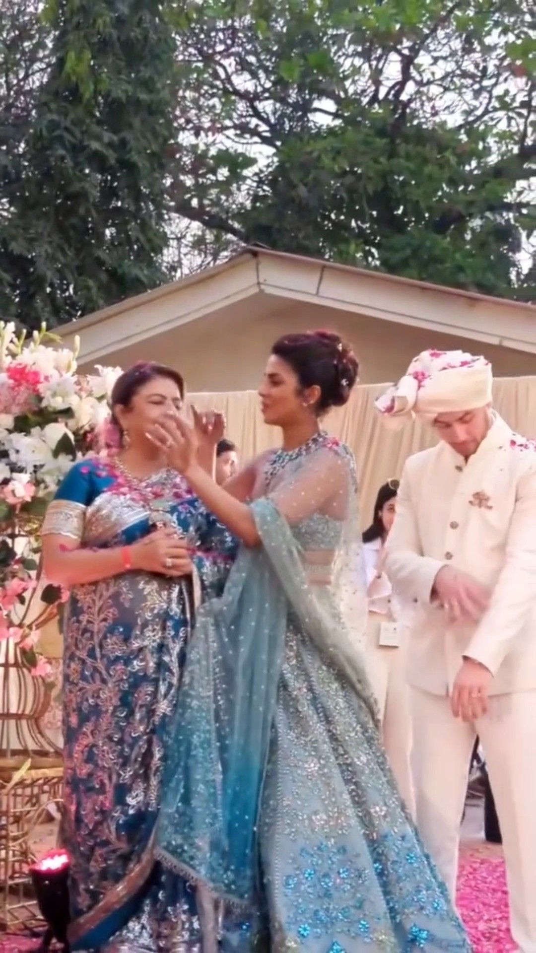 Priyanka Chopra CUTELY helps mom at the varmala ceremony of brother Siddharth ?#shorts