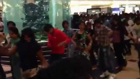 Gitam flashmob(pramana2k13) at GVK one - YouTube.FLV