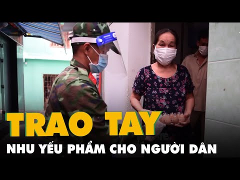 Video Mang nhu yếu phẩm trao tận tay người dân ở nhiều quận... - youtube
