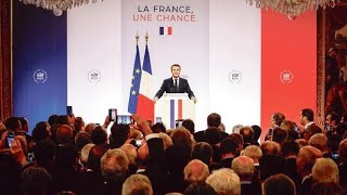 Macron au chevet des maires de France