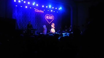 Marina and the Diamonds - I am not a robot LIVE