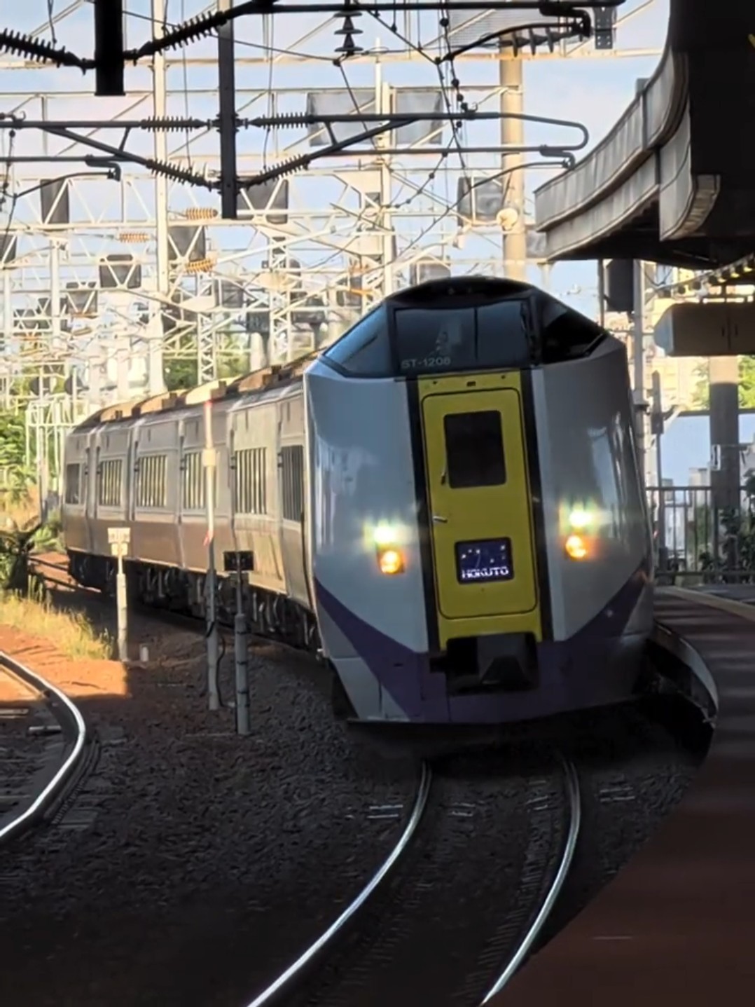 ｷﾊ261×2】苗穂駅:北斗11号とおおぞら9号(退避中)🛤️✨#jr北海道 #応援
