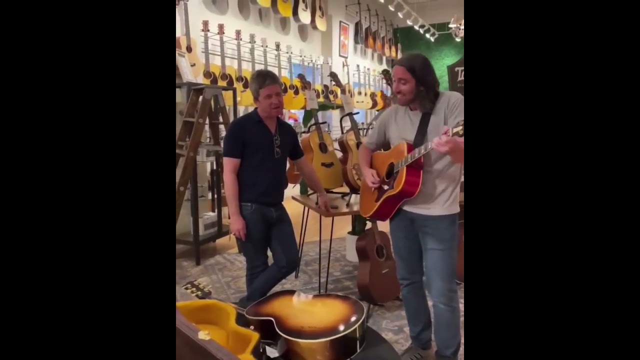 Noel Gallagher in Chicago Music Exchange this afternoon. 🇺🇸