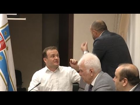 ხმაური და სიტყვიერი დაპირისპირება საკრებულოში - ხუჭავს თუ არა თვალს საკრებულო კორუფციულ გარიგებებზე