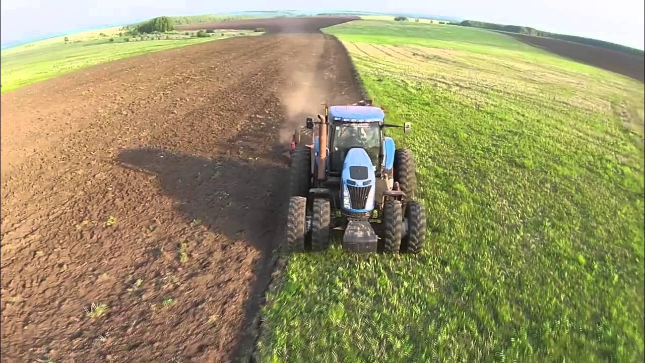 Вспаханная земля. Трактор с плугом. Культивация трактором. Вспахивание земли трактором. Трактор мтз 80 пашет огород.