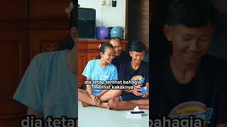 His Daughter Was Touched When Her Father Bought Her A New Cellphone