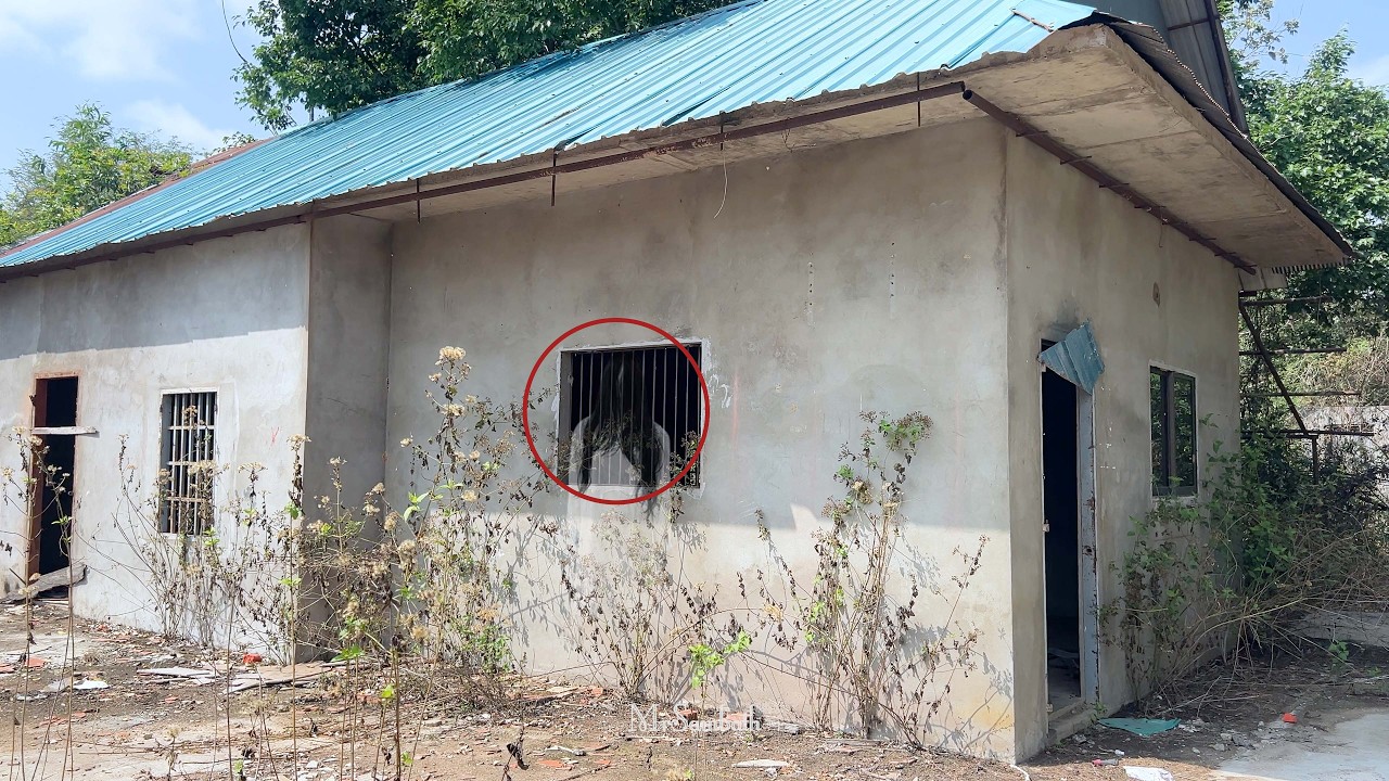 មានអារម្មណ៍ថា​ខ្មោចលងពិតៗ | Exploring a haunted abandoned house Everything left behind inside