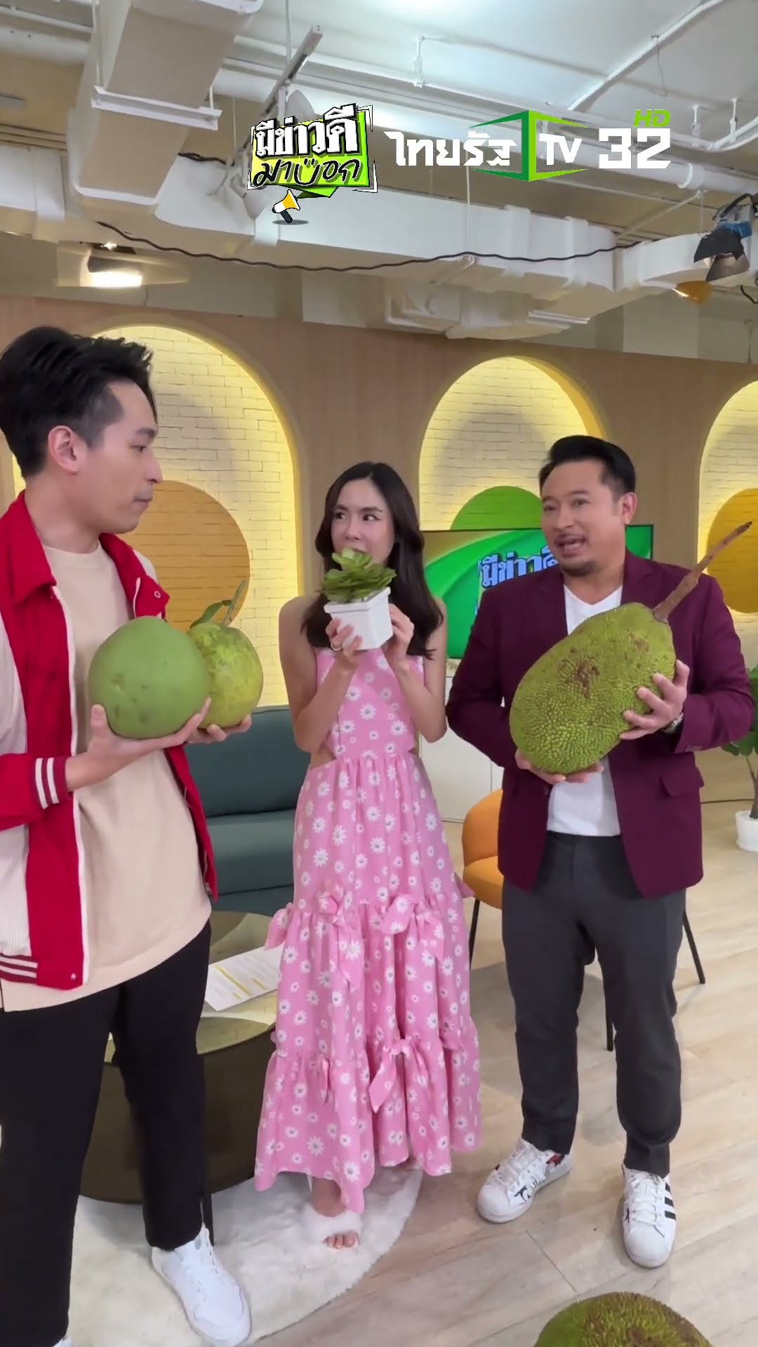 ความน่ารักของคุณยายไฝที่มอบให้กับ “ดอร์ม พีค มิค” ฝากผลไม้ส่งตรงจากสวนมาให้