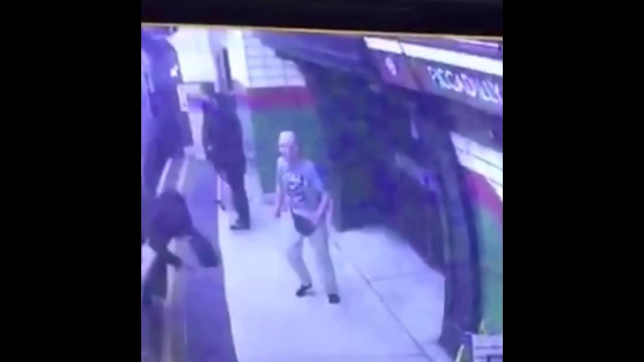 Мужчина толкнул под поезд. Толкнул девушку в метро. Мусульманка в метро. Мусульманка в поезде. Девушка в хиджабе устроила теракт в метро.