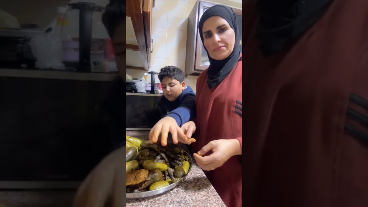 اكل محاشي ودوالي وطبخهم مع ام نمر اشي فاخر من الاخر